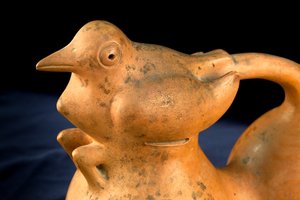 Keramik mit Brückengriff und Vogeldesign / Präkolumbianische Kunst