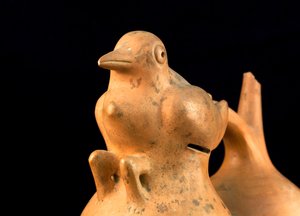 Keramik mit Brückengriff und Vogeldesign / Präkolumbianische Kunst