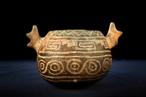 Kugelförmige Keramik mit zoomorpher Dekoration / Präkolumbianische Kunst von Precolombian Precolombian