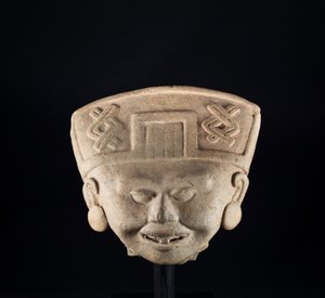 Lächelnde Statuette / Totonakische Kultur, Mexiko von Precolombian Precolombian
