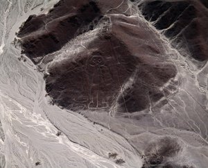 Luftaufnahme der Nazca-Linien, die eine menschliche Figur darstellen