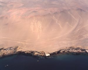Luftaufnahme des Paracas-Kandelabers oder des Kandelabers der Anden in der Pisco-Bucht (1983)