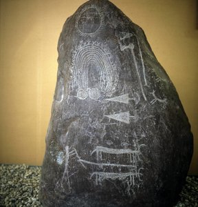 Kultur der Camunni, Vorgeschichte, Felskunst: Grabfelsen, Tiere, Pfeilspitzen und Spiralen - Stele von Bagnolo Typ 2 in Valcamonica (Camonica-Tal) (Italien)