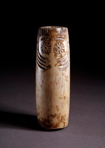 Idol als Säule. Elfenbeinskulptur, um 5000 v. Chr. von Prehistoric Prehistoric