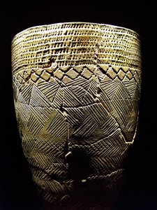 Keramik mit „Kammzahn“-Dekor, ca. 8000 v. Chr. aus der Jungsteinzeit, Amsa-Dong, Korea. Fotografie, Seoul National Museum, Republik Korea von Prehistoric Prehistoric
