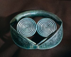 Prähistorisch: Metallhalsornament mit Spiralen aus Halland. Schwedisches Nationalmuseum für Altertümer, Stockholm, Schweden von Prehistoric Prehistoric