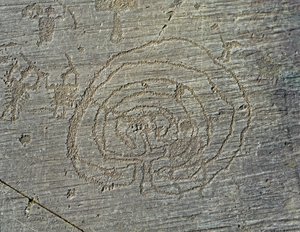 Vorgeschichte, Camunni-Zivilisation, Felskunst: Grabfelsen mit Darstellung von Kriegern mit Waffen, Schilden und Schwertern sowie einem Labyrinth. Zeitraum zwischen dem Neolithikum und der Bronzezeit. Capo di Ponte, Nationalpark der Felszeichnungen von Naq von Prehistoric Prehistoric
