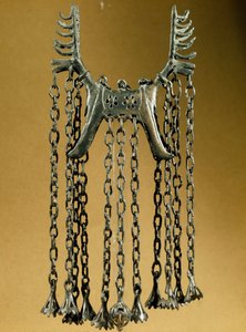 Prähistorie: Elan-förmiger Anhänger mit zwei Köpfen aus einem Fundort in Dolanlar (Aserbaidschan) Bronzezeit. Baku, Aserbaidschanisches Staatliches Religionsgeschichtliches Museum von Prehistoric Prehistoric