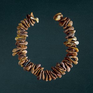 Vorgeschichte, Steinzeit: Halskette aus Knochen aus der Höhle von Polesine, Veneto. Rom, Museo Nazionale Preistorico Etnografico Luigi Pigorini von Prehistoric Prehistoric