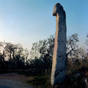 Vorgeschichte: Der Mönch. Menhir des Neolithikums (6000-3000 v. Chr.). Steinzeit. Höhe 370 cm. Modugno, Puglia, Provinz Bari, Italien
