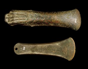 Prähistorisch: Äxte aus Kampanien. Ende der Bronzezeit. Avellino, Museo Archeologico Irpino, Italien von Prehistoric Prehistoric