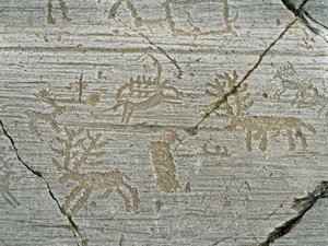Felskunst der Camunni-Zivilisation: Grabfelsen mit Darstellung von Hirschen