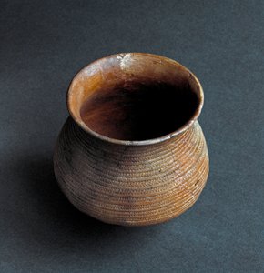 Vorgeschichte, Kultur von Remedello: Glockenförmige Vase aus der Höhle Santa Cristina, Fiesse bei Brescia. Kupferzeit. Eneolithikum. 2200 v. Chr. Rom, Museo Nazionale Preistorico Etnografico Luigi Pigorini von Prehistoric Prehistoric