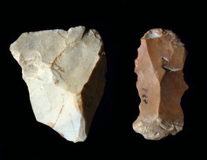 Vorgeschichte: Feuersteinwerkzeuge. Neolithikum, Steinzeit. Archäologisches Museum von Fermo, Italien