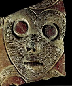 Vorgeschichte: Fragment eines Tonvasen mit Maskendekor von einem Fundort in der Nähe von Vosnesenovka (Russland). 3000 v. Chr., Neolithikum. Museum für Archäologie und Ethnographie der Sibirischen Abteilung der Russischen Akademie der Wissenschaften, Nowos von Prehistoric Prehistoric