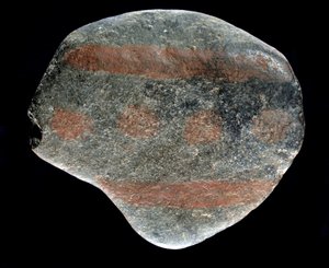 Vorgeschichte: bemalter Kieselstein aus der Zeit der Azilianer. 9000 v. Chr.