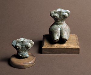 Vorgeschichte: kleine Idol (links) aus dem mittleren Neolithikum. Rekonstruktion rechts. Aus der Caverna Delle Arene in Candide (Ligurien). Pegli, Museo Villa Pallavicini von Prehistoric Prehistoric