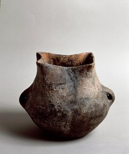 Vorgeschichte: Terrakottavase mit quadratischer Öffnung aus dem Neolithikum aus der Caverna Delle Arene in Candide (Ligurien). Pegli, Museo Villa Pallavicini
