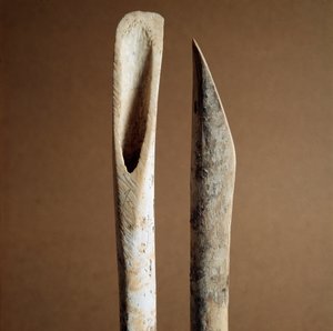 Prähistorisch: Werkzeuge zum Entfernen der Rinde von Schienbeinknochen von Ziegen und Schafen aus der Nekropole von Arene Candide (Finale Ligurien), Ligurien. Mittleres Neolithikum, Steinzeit. Genua, Museo di Archeologia Ligure von Prehistoric Prehistoric