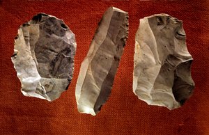 Urgeschichte: unpolierte, bearbeitete Äxte. Neolithikum von Prehistoric Prehistoric