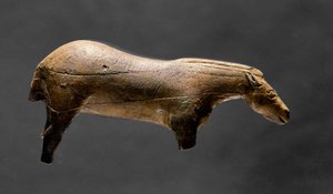 Das Pferd von Lourdes (Elfenbeinfigur aus der Höhle von Espelugue, Oberes Paläolithikum) von Prehistoric Prehistoric