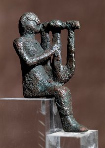 Musiker, der die Zither spielt (Bronzestatuette, 4.-2. Jahrhundert v. Chr.) von Punic