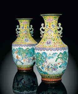 Ein Paar kaiserlicher Famille-Rose-Vasen von Qing Dynasty   Jiaqing Period Chinese School