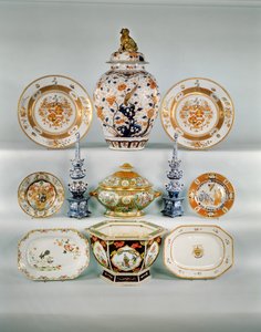 Imari-Balustervase; Rose-verte Wappenteller, ca. 1724; Famille-Rose-Bombenterrine und Deckel; Zwei blau-weiße Tulpenvasen; Famille-Rose-Wappenteller; Imari-Teller von Cornelius Prenk; Famille-Rose-Rechteckteller; Famille-Rose-Sechseck-Jardiniere von Qing Dynasty Chinese School