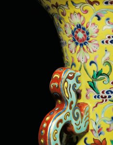 Detail von einem Paar kaiserlicher Famille-Rose-Vasen von Qing Dynasty   Jiaqing Period Chinese School