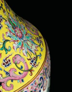 Detail von einem Paar kaiserlicher Famille-Rose-Vasen