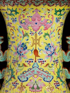 Detail aus einem Paar kaiserlicher Famille-Rose-Vasen