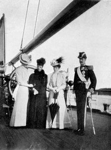 Kaiserin Maria Fjodorowna, Prinzessin Victoria, Königin Maud und König Haakon VII. von Norwegen, 1908