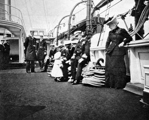 Prinz Olav 1903-1991, der zukünftige König Olav V. von Norwegen, im Gespräch mit Marineoffizieren, 1908 von Queen Alexandra