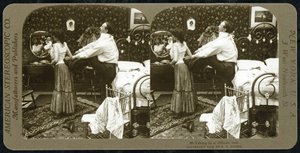 Stereoskopische Karte, die eine Frau zeigt, die in ein Korsett geschnürt wird, veröffentlicht von der American Stereoscopic Company von R.Y Young