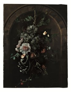 Ein Bündel Trauben, Stockrosen, Schwertlilien, Malven, Afrikanische Ringelblumen, Clematis, eine Rosskastanie und Brombeeren mit Schmetterlingen und anderen Insekten vor einem Steinbogen