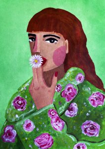 Frau raucht eine Blume