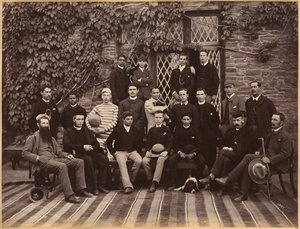 Hochklassige Schüler und Lehrer an der Bishop Cotton School, Shimla (Rückseite)