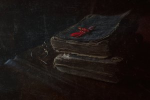 Antike Bücher und rote Blume