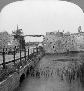 Befestigungsanlagen aus dem 14. Jahrhundert und Lille-Tor, Ypern, Belgien, Erster Weltkrieg, ca. 1914-1918