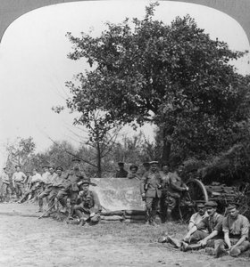 Eine Batterie der Royal Field Artillery genießt ein paar Stunden Ruhe in einem Wald, Erster Weltkrieg, um 1914-1918