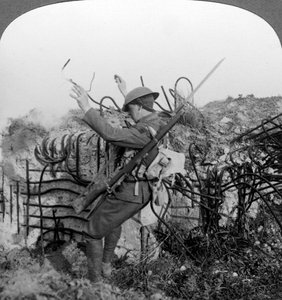 Ein Soldat löst eine Sprengfalle aus, Erster Weltkrieg, 1914-1918