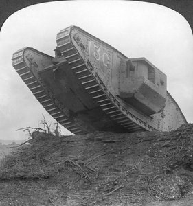 Ein Panzer durchbricht den Draht bei Cambrai, Frankreich, Erster Weltkrieg, um 1917-1918
