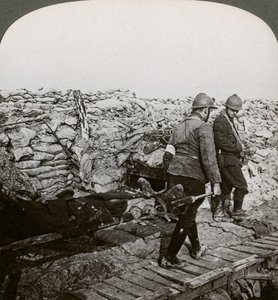 Belgische Träger tragen Verwundete in einem Graben, Dixmude, Belgien, Erster Weltkrieg, 1914-1918