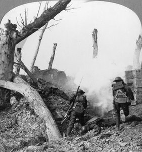 Britische Truppen greifen isolierte Deutsche in einem eroberten Dorf an, Erster Weltkrieg, ca. 1914-1918