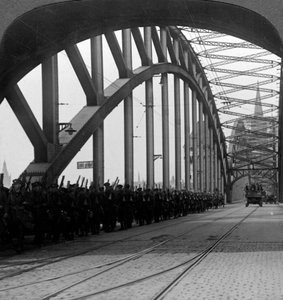 Britische Truppen überqueren die Brücke über den Rhein, Köln, Deutschland, 1918-1926 von Realistic Travels Publishers