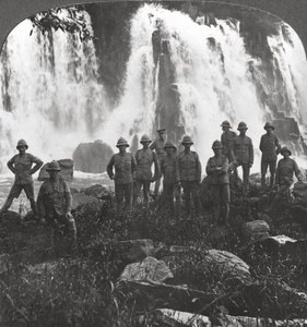 Britische Truppen erfrischen sich an einem Wasserfall, Afrika, Erster Weltkrieg, ca. 1914-ca. 1918 von Realistic Travels Publishers