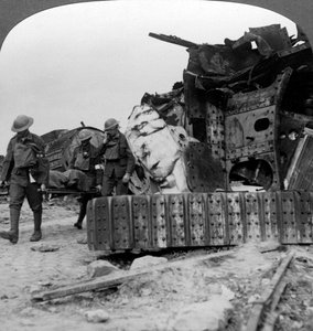Verwundete von der Front passieren zerstörte Panzer, Villers-Bretonneux, Frankreich, Erster Weltkrieg, 1918