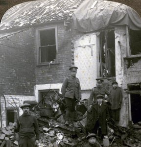 Zerstörung durch deutsche Zeppelin-Bomben, Erster Weltkrieg von Realistic Travels Publishers