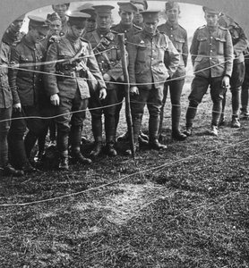 Eindruck eines Körpers im Boden, Billericay, Essex, Erster Weltkrieg, 1916 von Realistic Travels Publishers