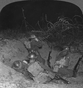 Horchposten in einem Granatloch im Niemandsland, nahe Lagnicourt, Frankreich, Erster Weltkrieg, ca. 1914-1918